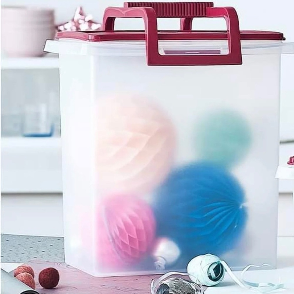 Tupperware Large Carry all with handle new